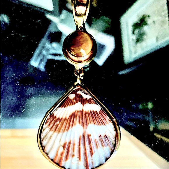 Summer, Hanging Shell Pendant with a new 18” Chain, NWT - Picture 3 of 8